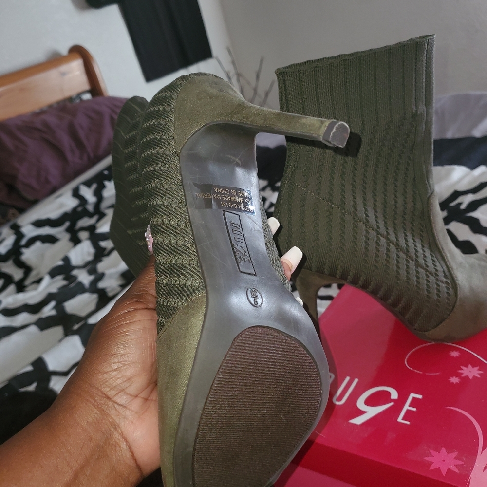 Shoes - Picture 3 of 3